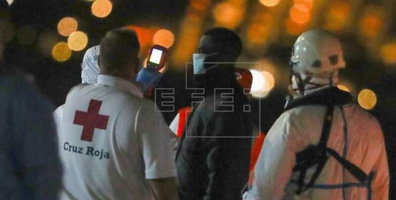 Personal de Cruz Roja asiste a un inmigrante a su llegada al muelle de Arguineguín (Foto EFE / Elvira Urquijo A.)
